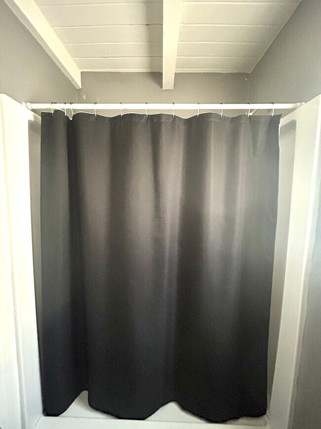 Building Photo - Newly Renovated 2 Bedroom 1 Bathroom Home