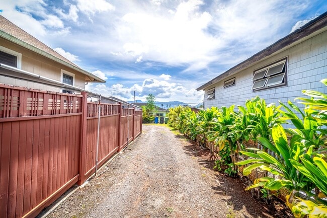 Building Photo - WAHIAWA TOWN: 4-BED, 2-BATH AVAILABLE EARLY NOV!