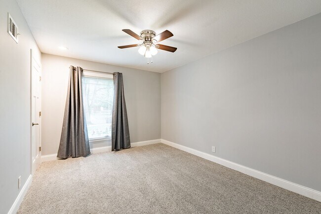 Building Photo - Beautiful 3 Bed Overland Park Ranch Home NEWLY REMODELED