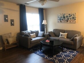 Building Photo - Center
