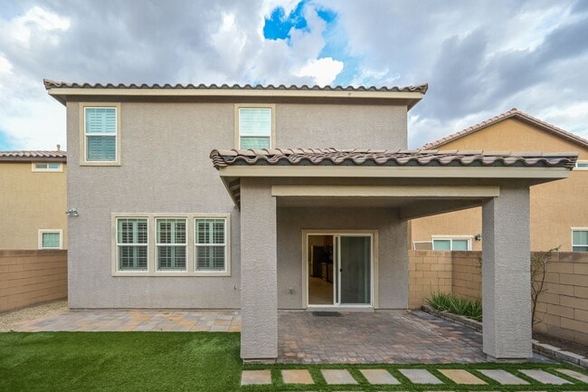 Building Photo - Green Valley!! Gated!! 4 Bedrooms!! Bed & Bath Downstairs!!  TANKLESS WATER HEATER!!! Covered pat...