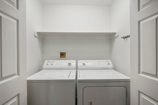 Building Photo - 9631 Bavaria Dr