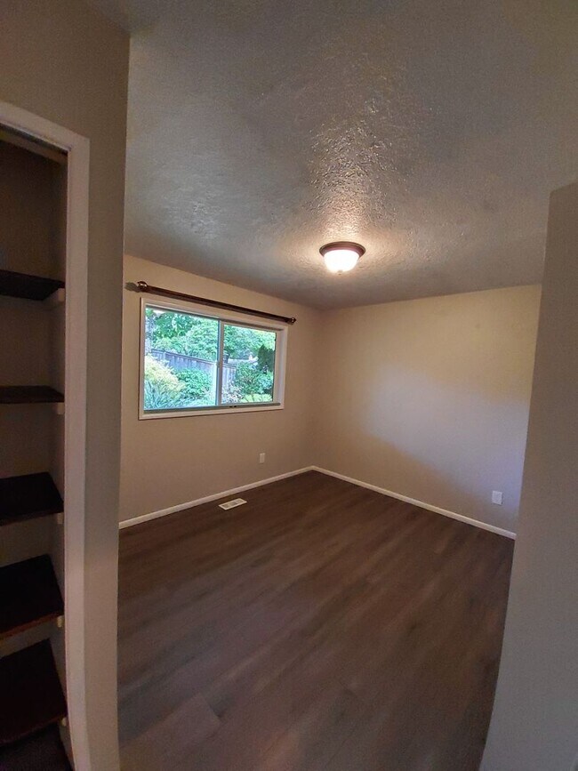 Building Photo - Great Home Near Hiteon Elementary