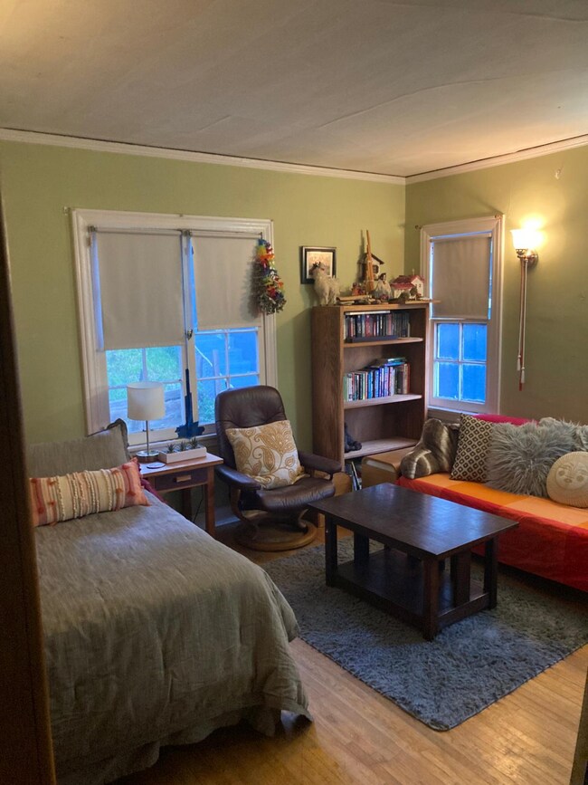 Building Photo - 1549 Rendall Pl