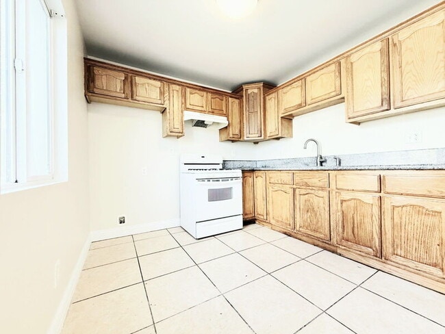 Building Photo - 844 W 54th St