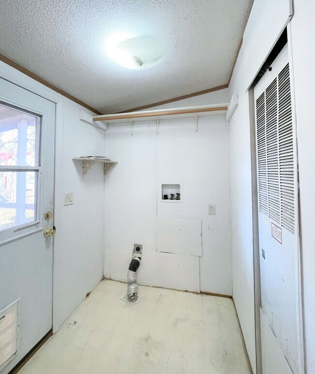 Building Photo - 3 Bed 2 Bath in Quiet Rural Setting