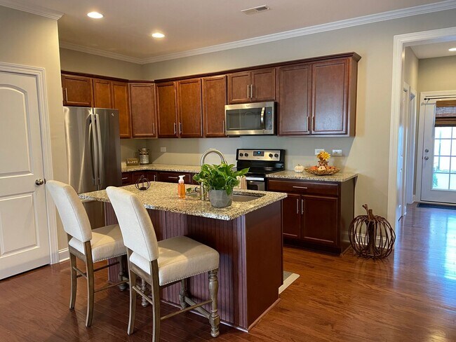 Building Photo - Three Bedroom Townhouse in Westport/Denver