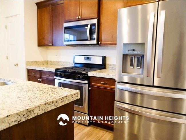 Building Photo - 824 Newfield Dr