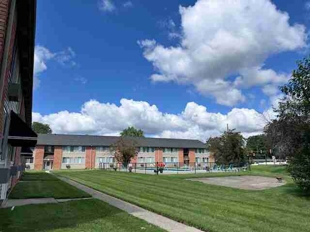 Building Photo - 1861 W 13 Mile Rd