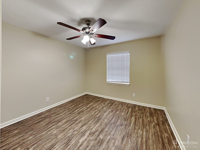 Building Photo - 1005 Llano Trail