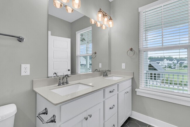 Building Photo - Charming Charleston Home in the Heart of M...