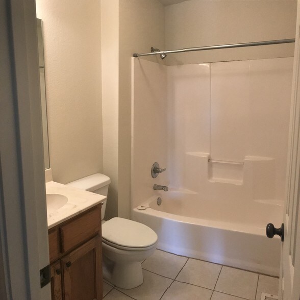 Upstairs Full Bathroom - 826 Parkview