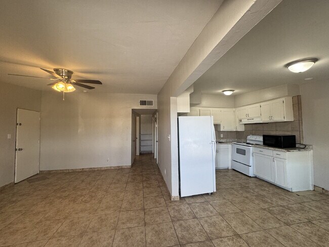 Building Photo - 2 Bedroom 1 Bathroom with W/D