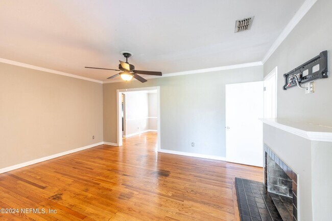 Building Photo - 4343 Pinewood Ave