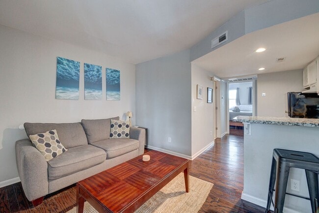Building Photo - 1 bedroom 1 Bath Beside UNCW