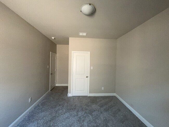 Building Photo - 612 Amenduni Ln