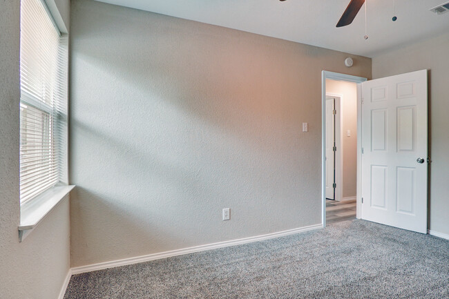 Building Photo - 2402 Ozark Dr