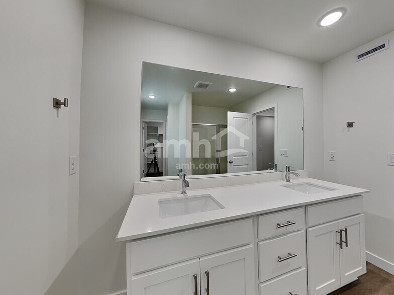 Building Photo - 1284 W Mahogany St