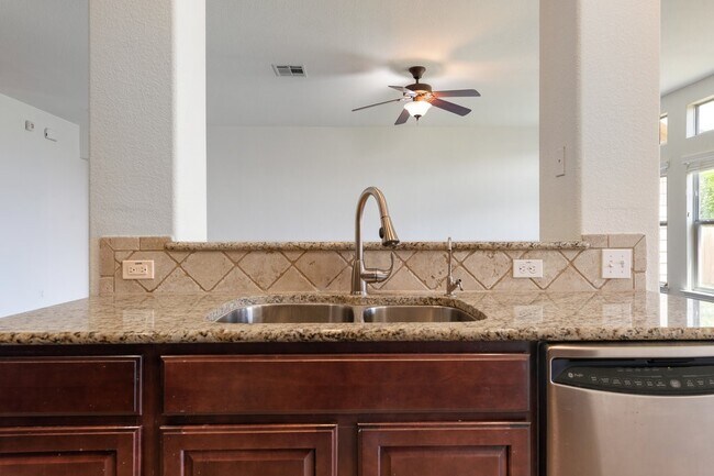 Building Photo - 1049 Regency Ln