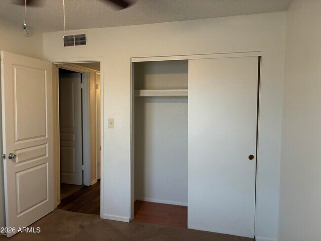 Building Photo - 602 W Wickieup Ln