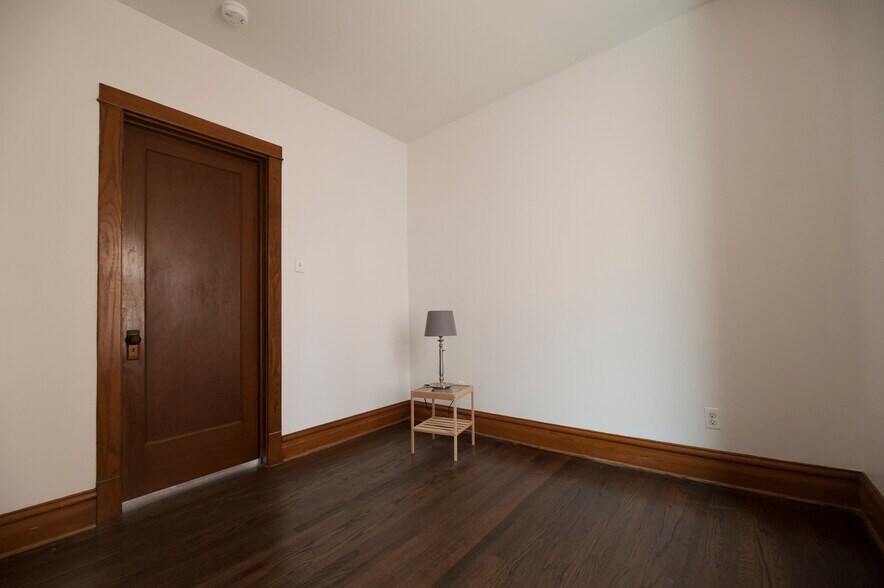 Master bedroom facing north west - 2250 W Addison St