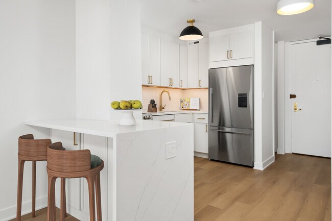 Building Photo - 2650 N Lakeview Ave