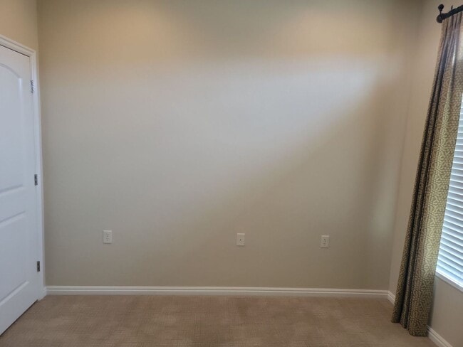 Building Photo - Single-Level Home with 2 Bedrooms & Den in...