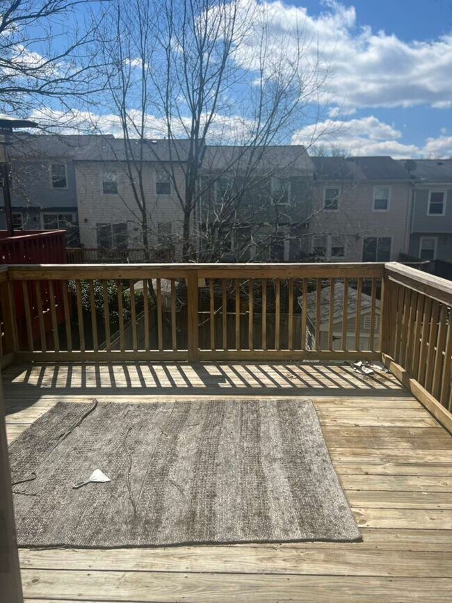 Building Photo - Lake Grove