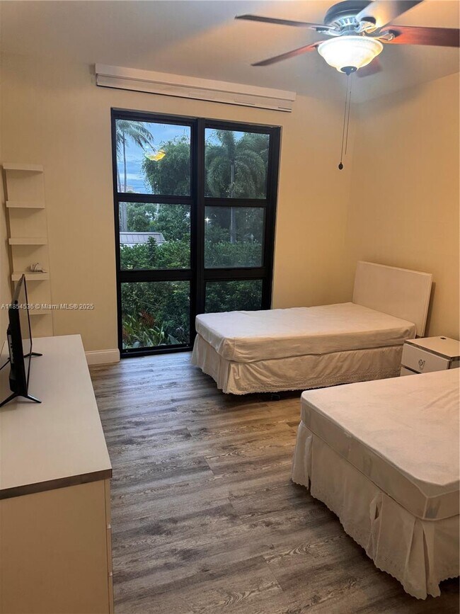 Building Photo - 1121 Crandon Blvd