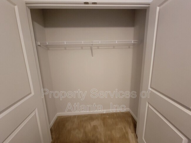 Building Photo - 833 Royal Red Ct