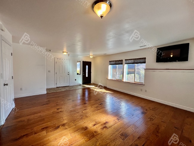 Building Photo - Home for Rent in New Castle - Water, Sewer...