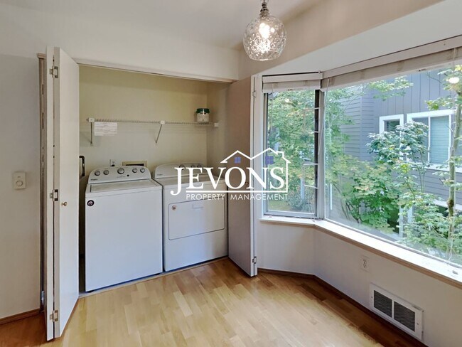 Building Photo - Fabulous 2 Bedrooms, 2 Bathroom, Top-Floor Condo in Klahanie