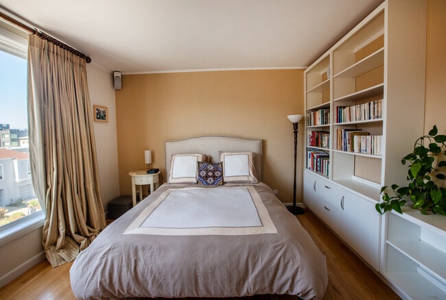 Building Photo - 64 Encanto Ave