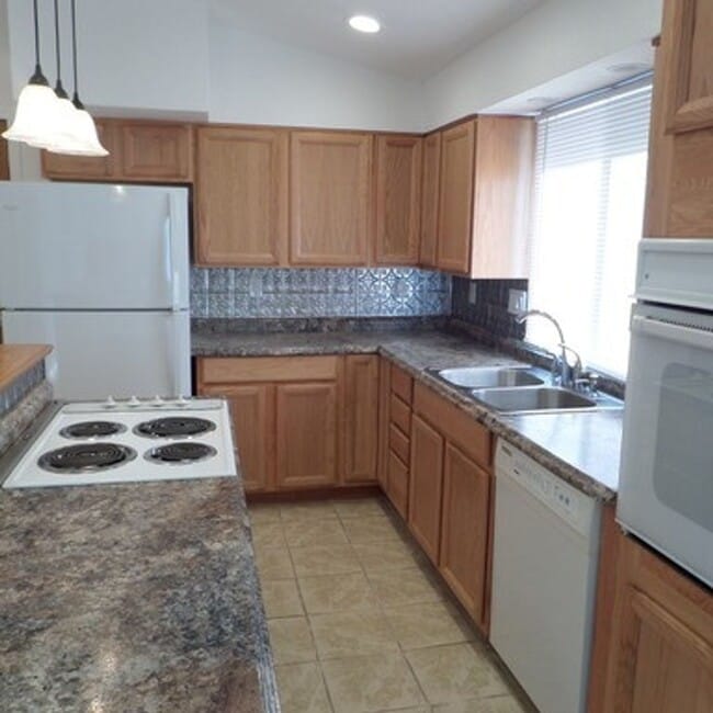 Building Photo - Super Cute & Charming 2-Bedroom Des Moines Home With Giant Fenced Yard!!