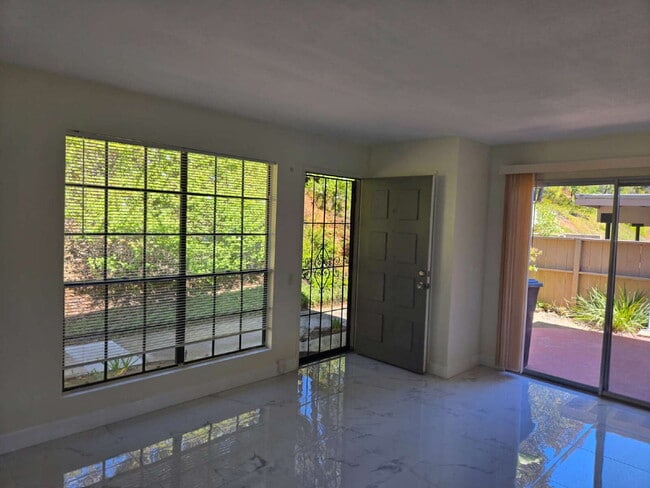 Building Photo - Spacious 3-bed, 2-bath condo is located in the heart of UTC, right on the UCSD bus line! It featu...