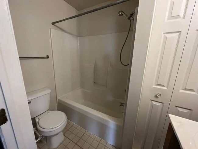 Building Photo - 501 W Forest Ave