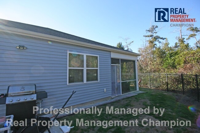 Building Photo - Spacious 4 BD/2 BA Home in Hawkeswater on the River