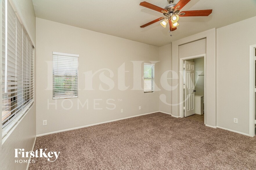 Building Photo - 931 W Oak Tree Ln