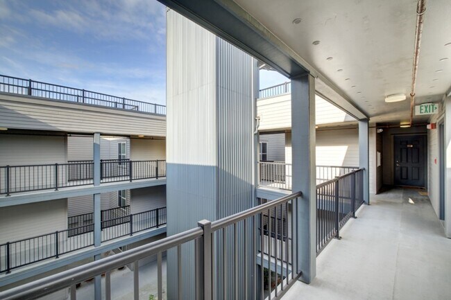 Building Photo - 600 N 85th St