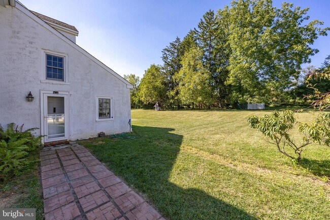 Building Photo - 609 W Lincoln Hwy