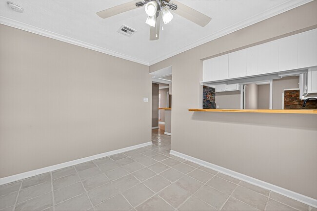 Building Photo - 13903 Chevy Chase Dr