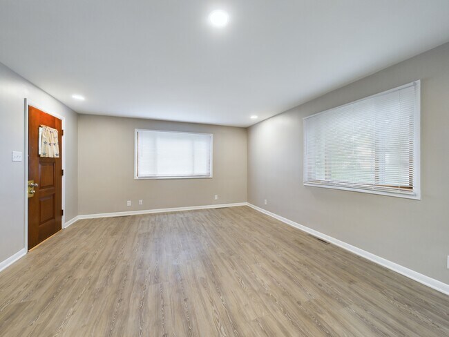 Building Photo - 112 Brady Ln