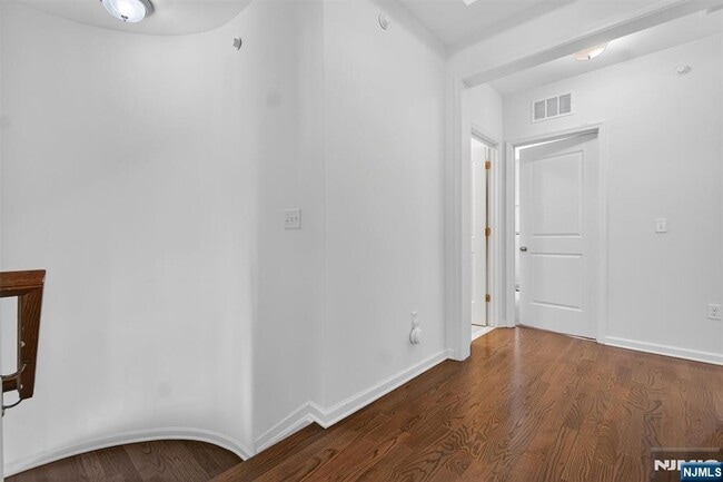 Building Photo - 283 Bradley Dr