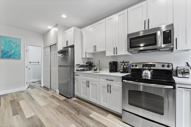 Building Photo - 727 Hampton Rd