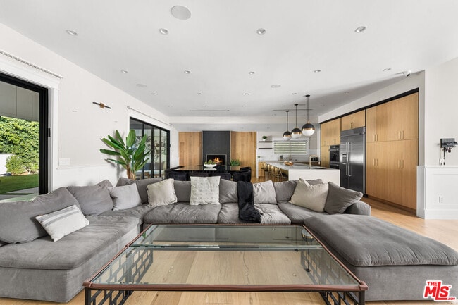 Building Photo - 13339 Margate St