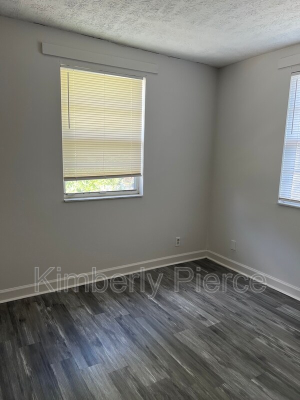 Building Photo - 1554 W 22nd St