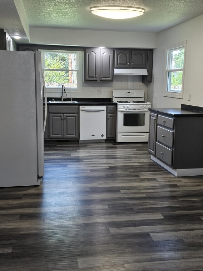 Building Photo - 414 E Omer Ave