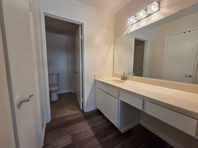 Building Photo - 3 Bedroom 2.5 Bath Town House