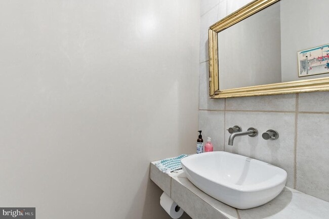 Building Photo - 122 W Henrietta St