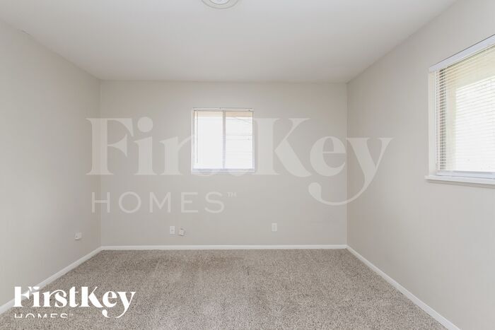 Building Photo - 221 Grovewood Dr